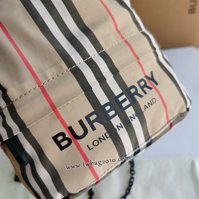 Burberry專門店新款鏈條收納小水桶包 巴寶莉經典休閒肩背女包 yxb1435